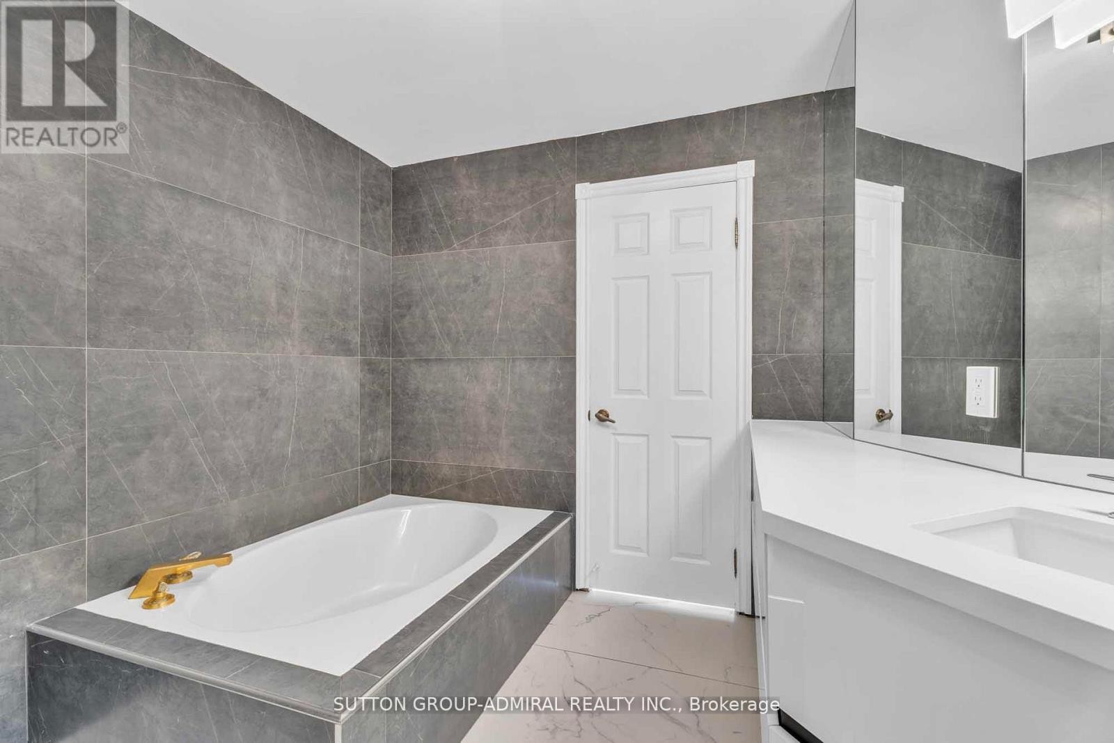 












116 GOULDING AVENUE

,
Toronto (Newtonbrook West),




Ontario
M2M1L4

