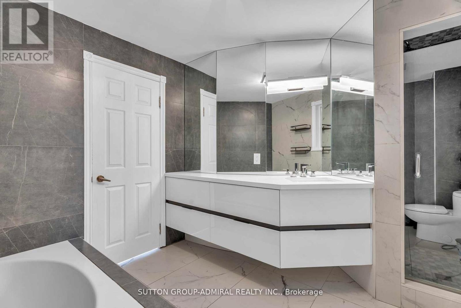 












116 GOULDING AVENUE

,
Toronto (Newtonbrook West),




Ontario
M2M1L4

