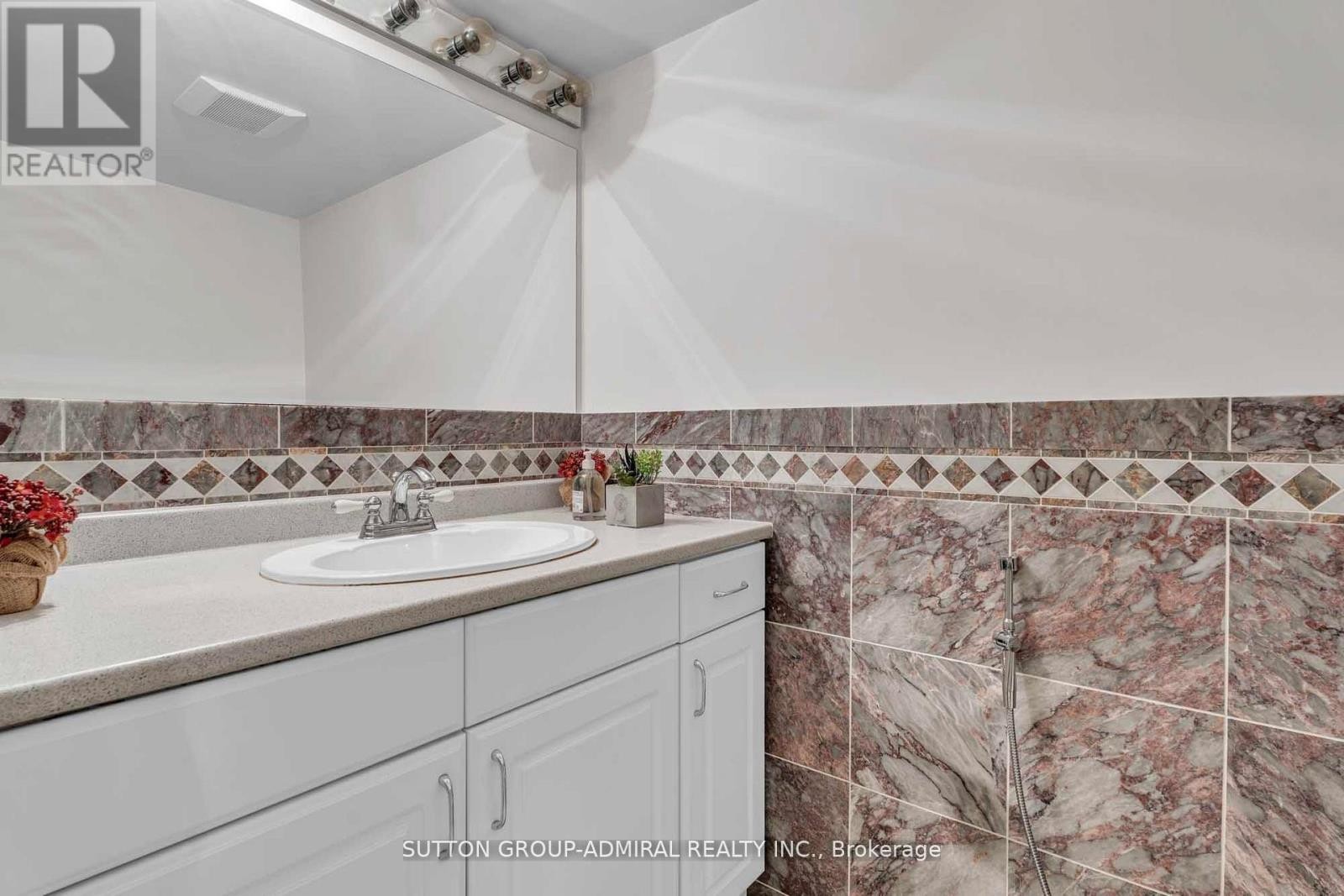 












116 GOULDING AVENUE

,
Toronto (Newtonbrook West),




Ontario
M2M1L4

