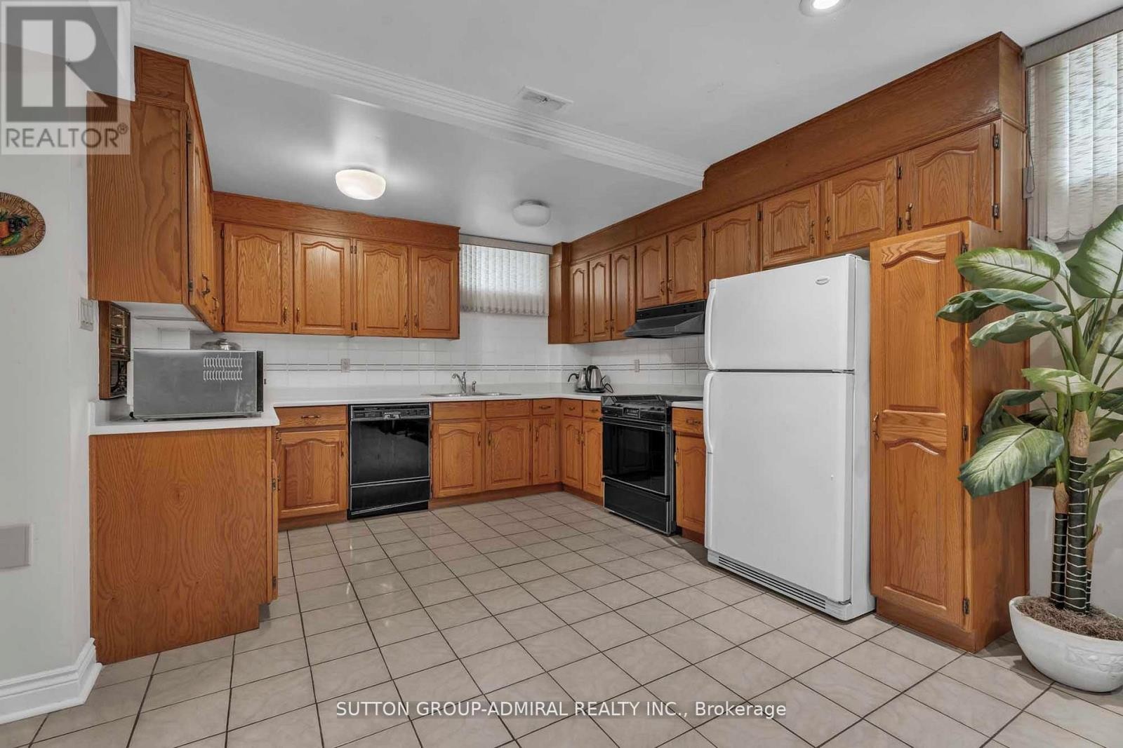 












116 GOULDING AVENUE

,
Toronto (Newtonbrook West),




Ontario
M2M1L4

