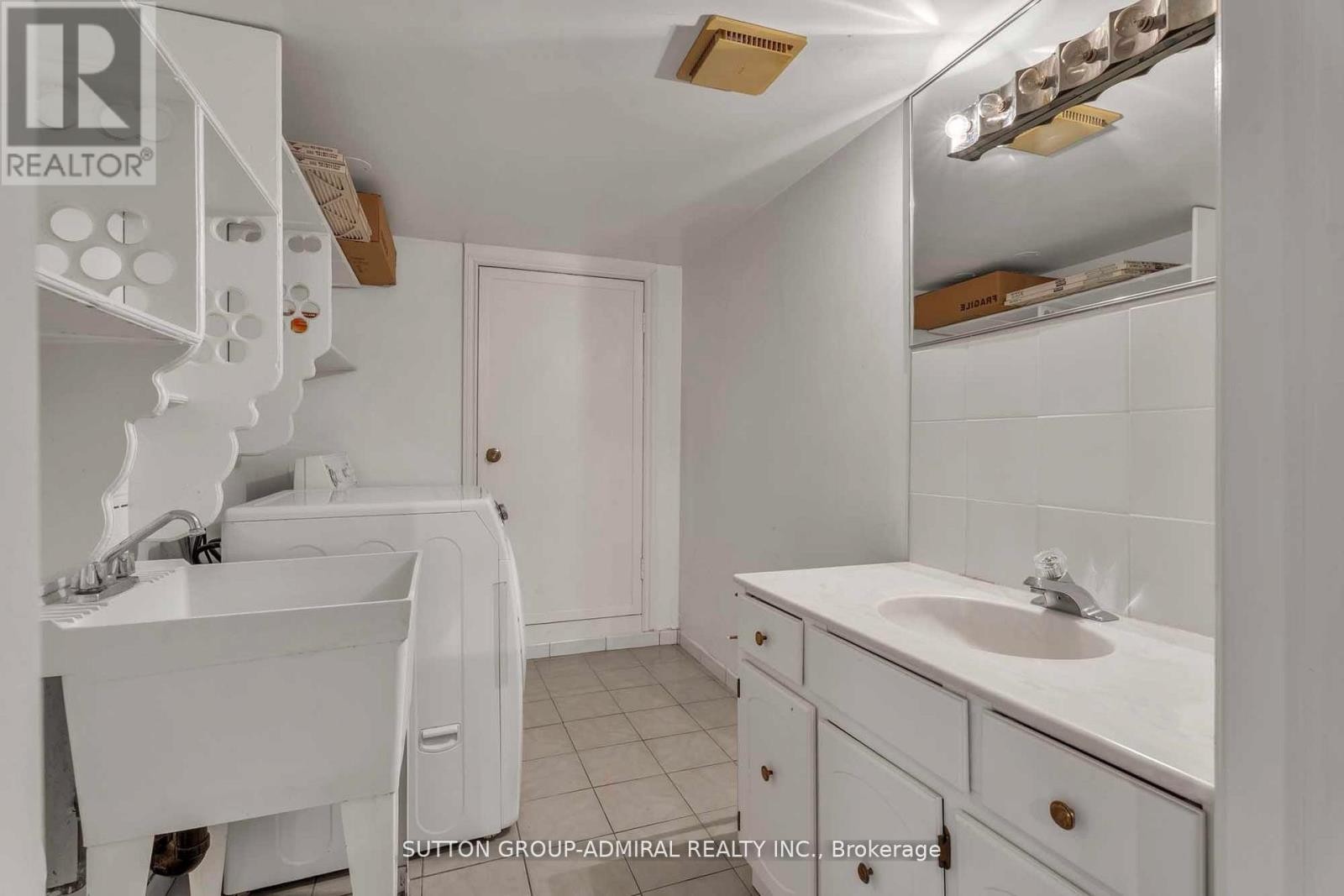 












116 GOULDING AVENUE

,
Toronto (Newtonbrook West),




Ontario
M2M1L4

