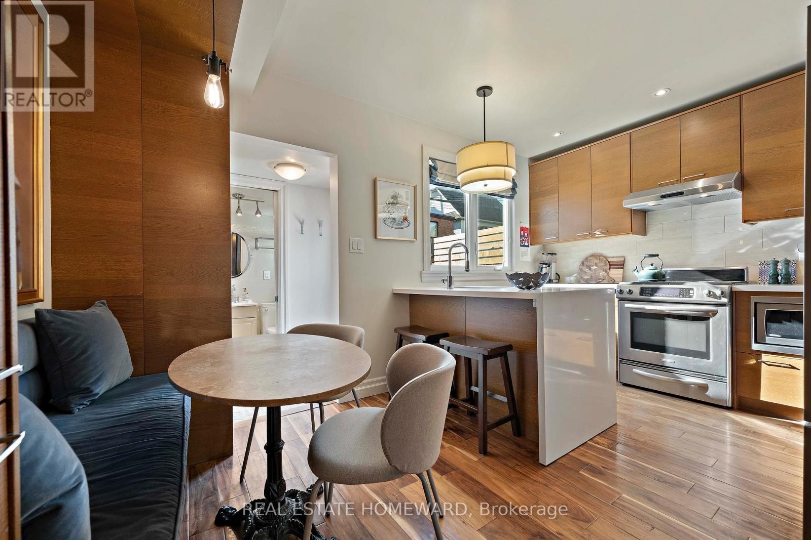 












142 BELLWOODS AVENUE

,
Toronto (Trinity-Bellwoods),




Ontario
M6J2P4

