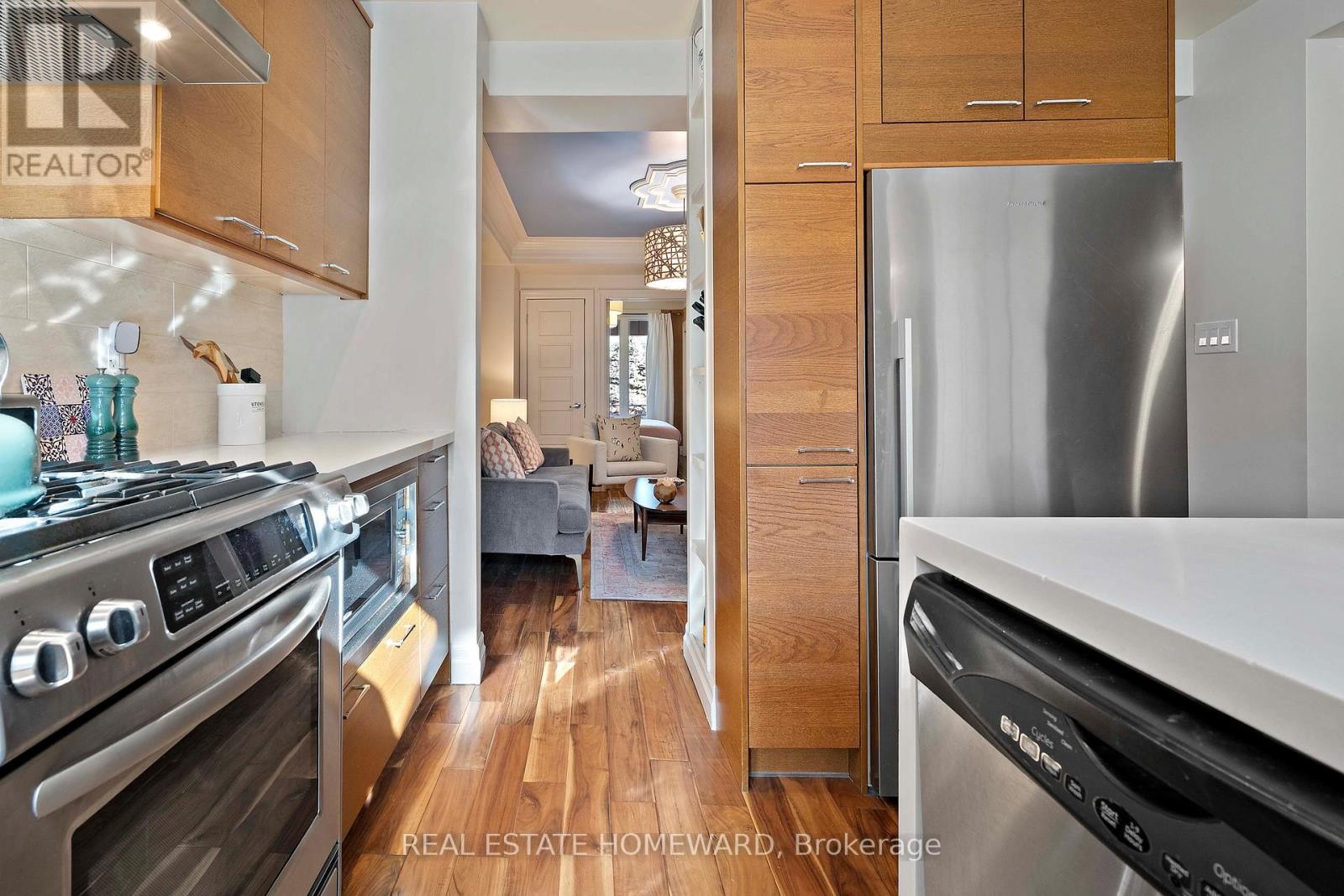 












142 BELLWOODS AVENUE

,
Toronto (Trinity-Bellwoods),




Ontario
M6J2P4

