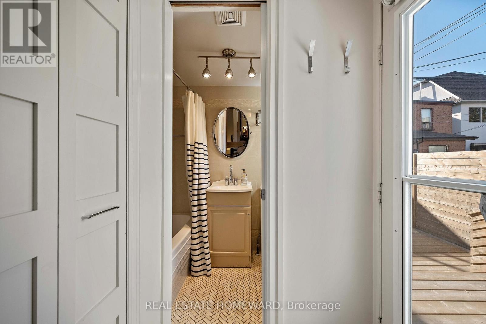 












142 BELLWOODS AVENUE

,
Toronto (Trinity-Bellwoods),




Ontario
M6J2P4

