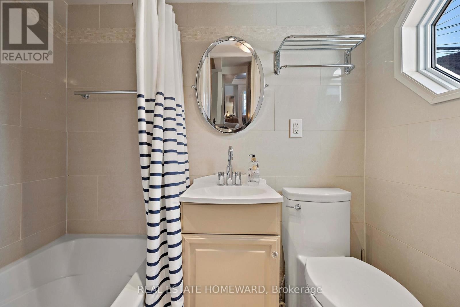 












142 BELLWOODS AVENUE

,
Toronto (Trinity-Bellwoods),




Ontario
M6J2P4

