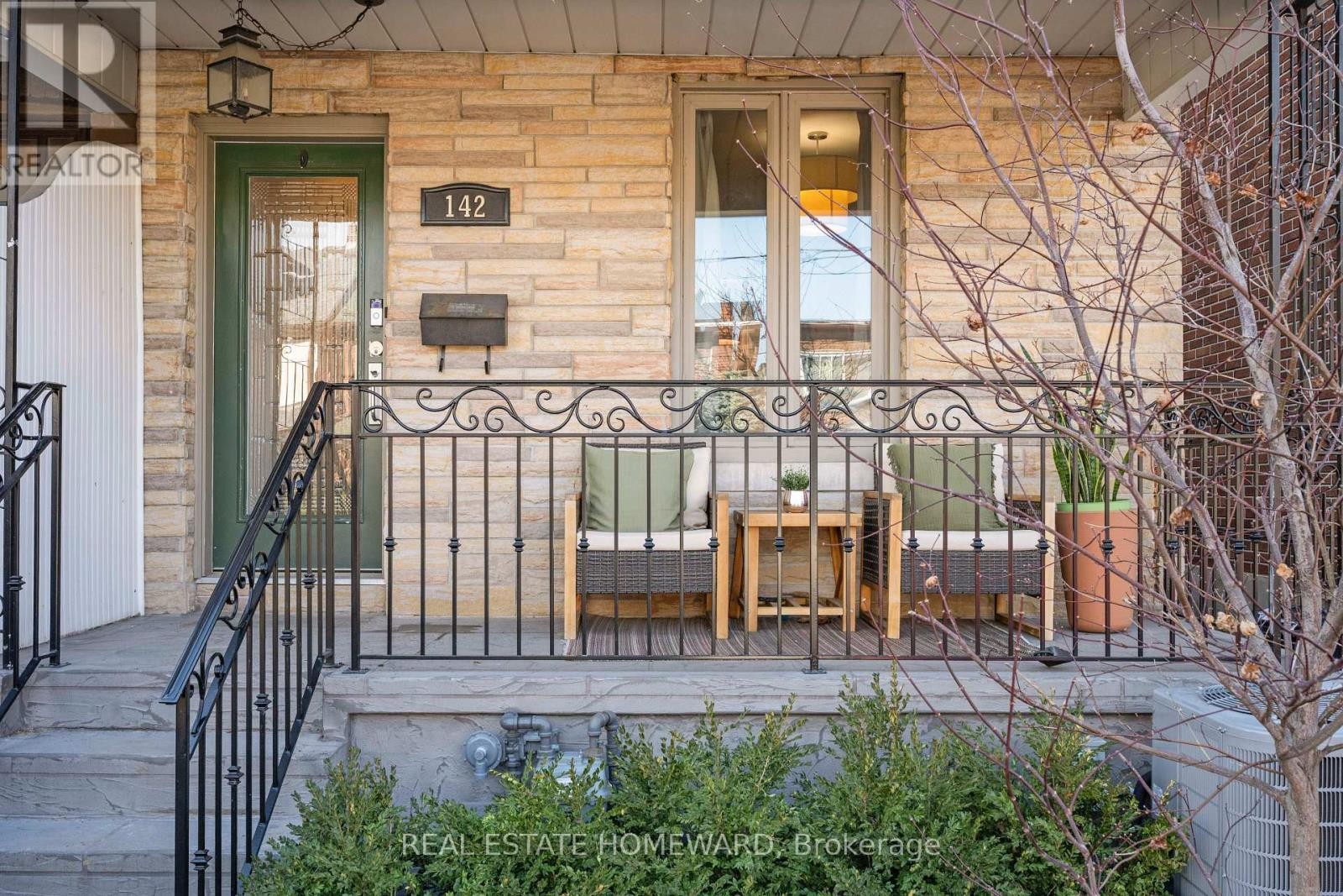 












142 BELLWOODS AVENUE

,
Toronto (Trinity-Bellwoods),




Ontario
M6J2P4

