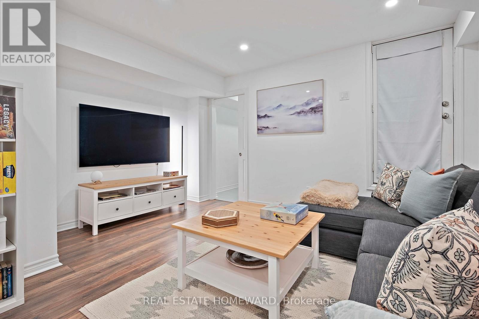 












142 BELLWOODS AVENUE

,
Toronto (Trinity-Bellwoods),




Ontario
M6J2P4

