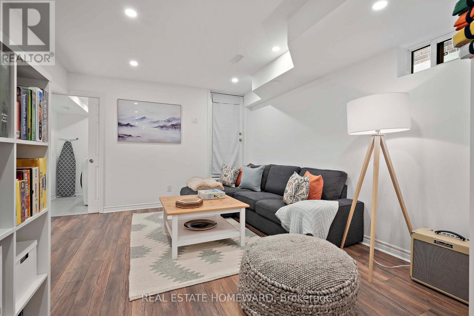 












142 BELLWOODS AVENUE

,
Toronto (Trinity-Bellwoods),




Ontario
M6J2P4

