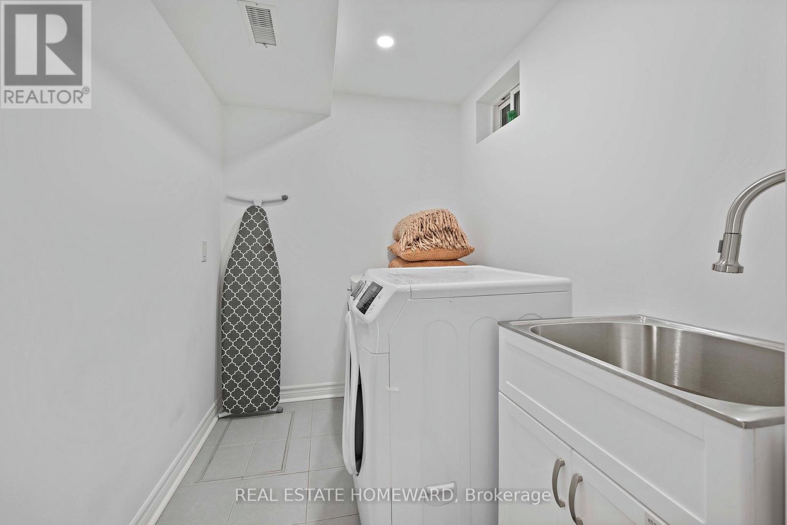 












142 BELLWOODS AVENUE

,
Toronto (Trinity-Bellwoods),




Ontario
M6J2P4

