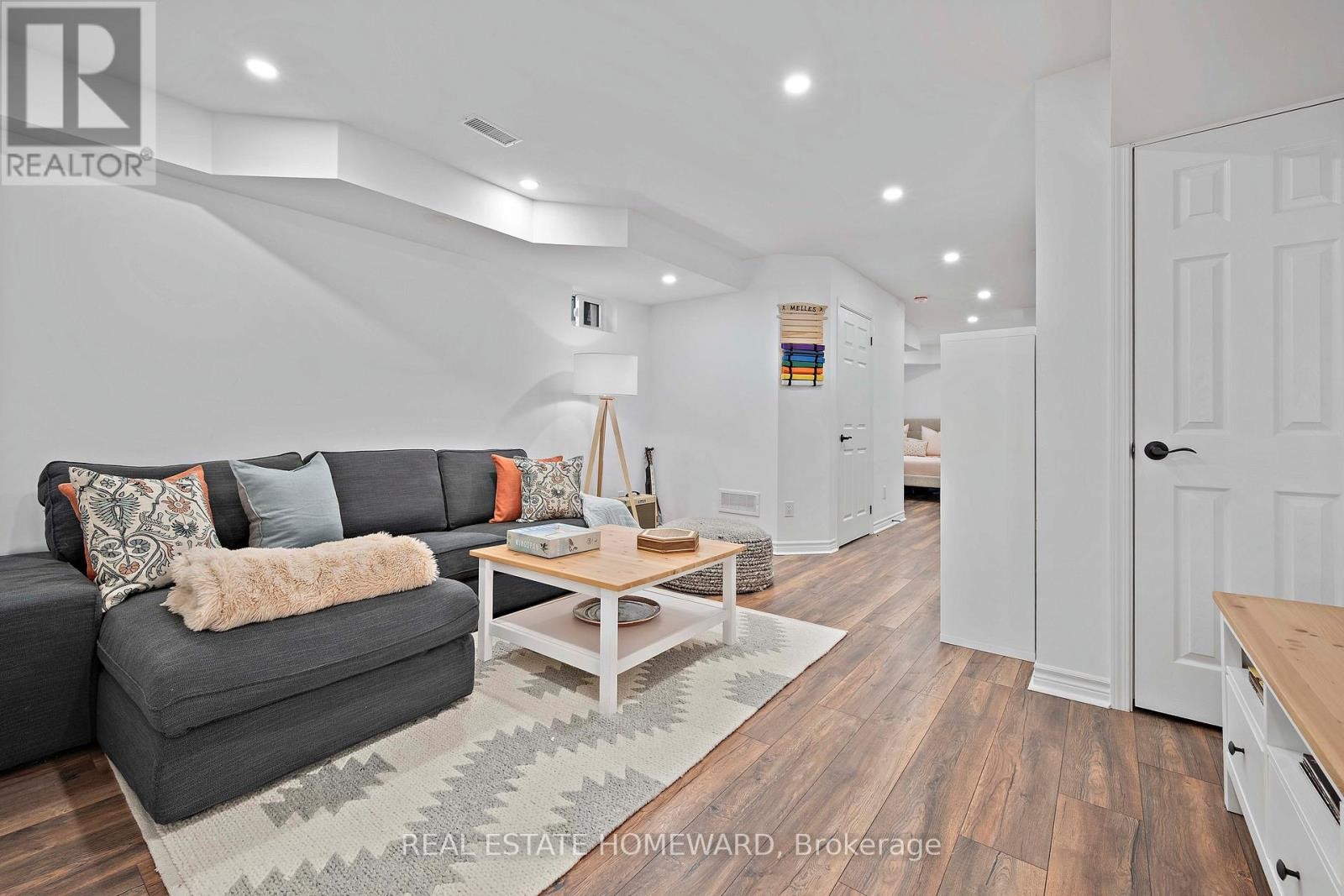 












142 BELLWOODS AVENUE

,
Toronto (Trinity-Bellwoods),




Ontario
M6J2P4

