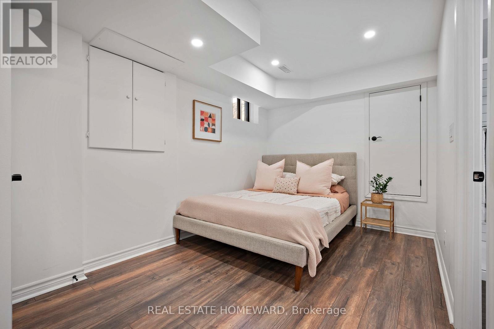 












142 BELLWOODS AVENUE

,
Toronto (Trinity-Bellwoods),




Ontario
M6J2P4

