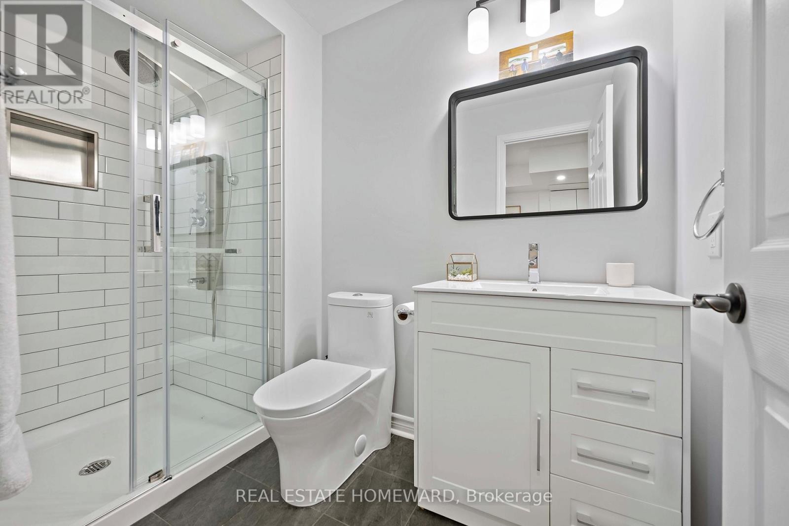 












142 BELLWOODS AVENUE

,
Toronto (Trinity-Bellwoods),




Ontario
M6J2P4

