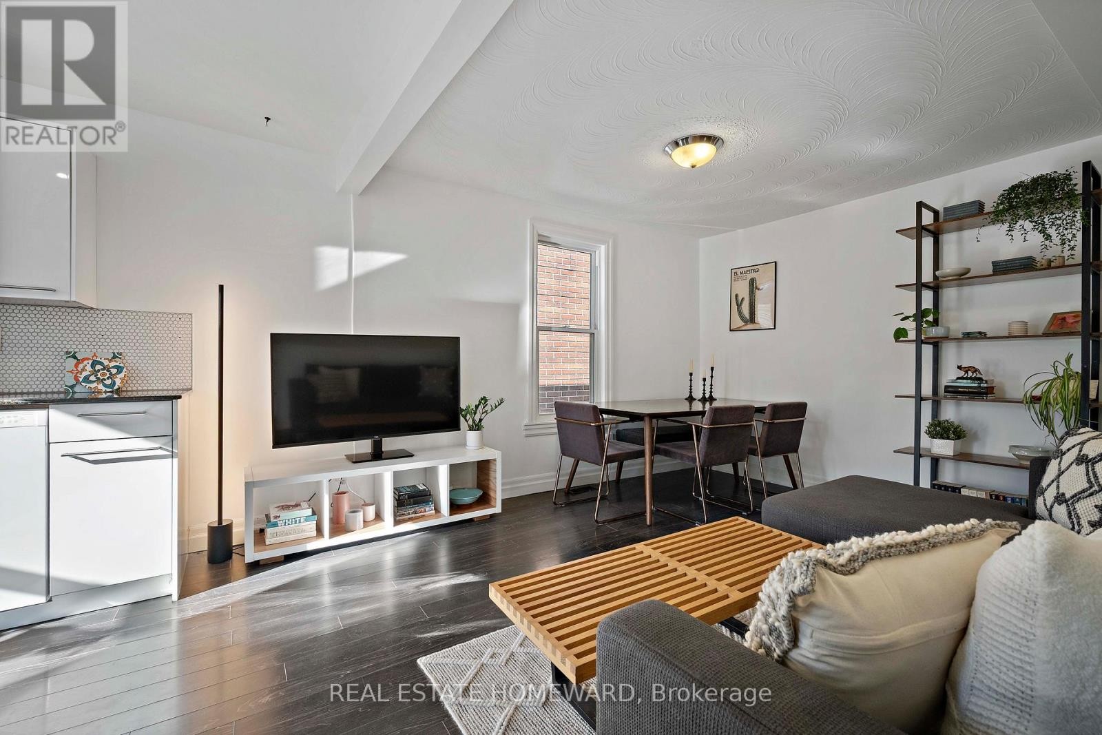 












142 BELLWOODS AVENUE

,
Toronto (Trinity-Bellwoods),




Ontario
M6J2P4

