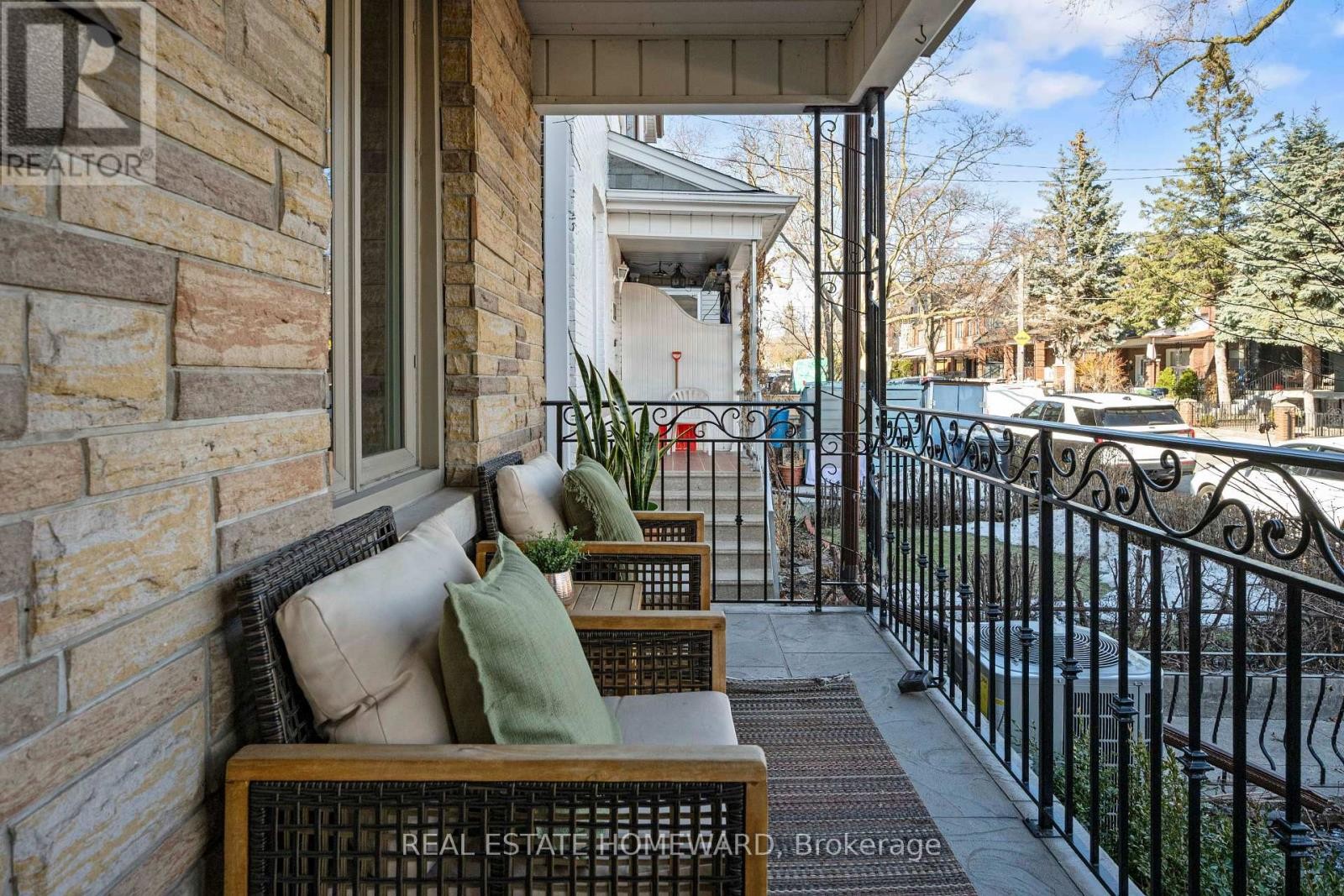 












142 BELLWOODS AVENUE

,
Toronto (Trinity-Bellwoods),




Ontario
M6J2P4

