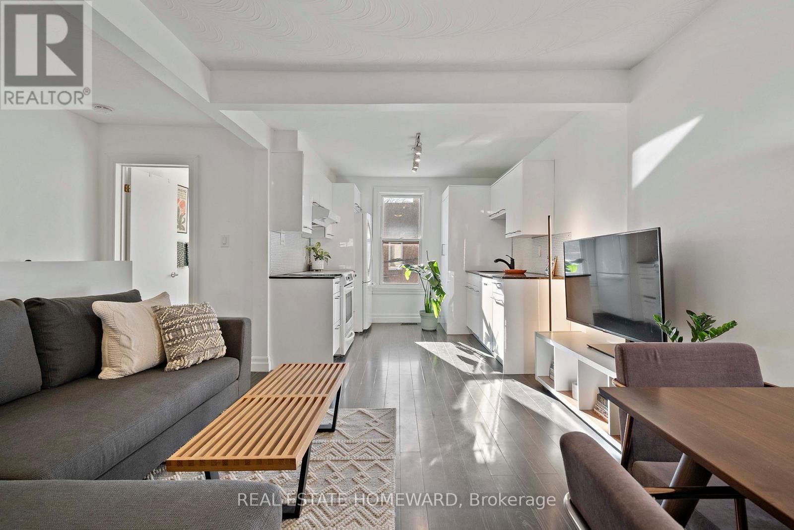 












142 BELLWOODS AVENUE

,
Toronto (Trinity-Bellwoods),




Ontario
M6J2P4

