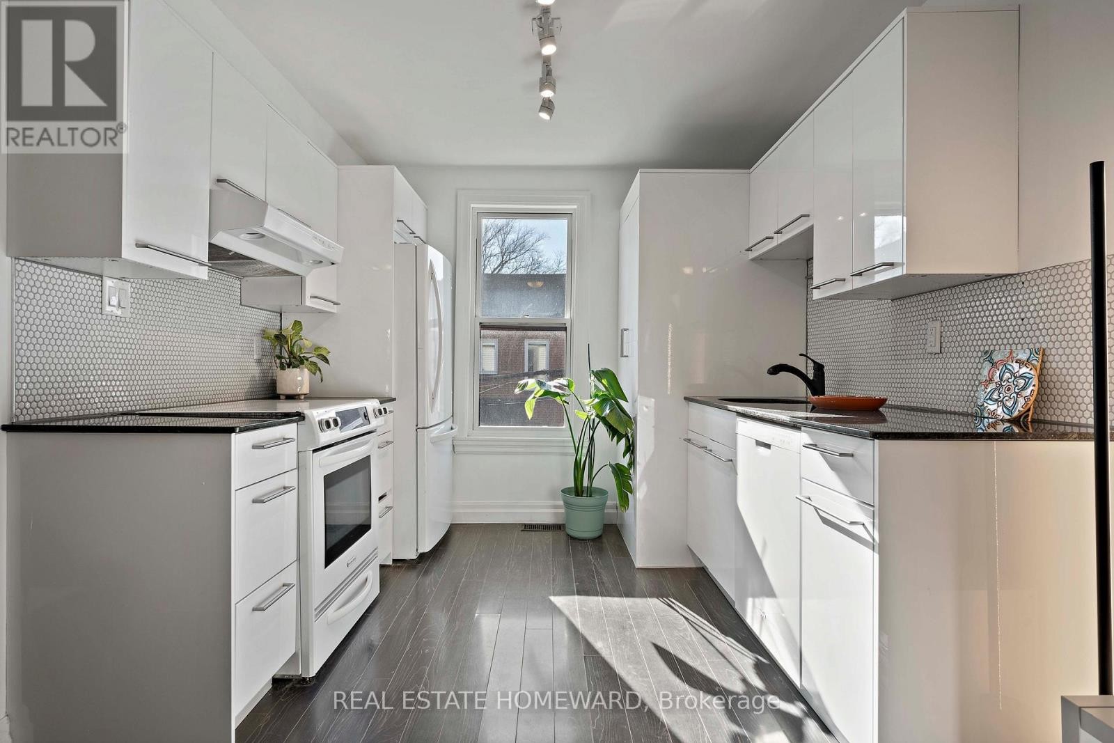 












142 BELLWOODS AVENUE

,
Toronto (Trinity-Bellwoods),




Ontario
M6J2P4

