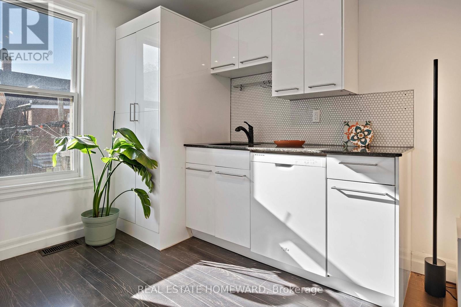 












142 BELLWOODS AVENUE

,
Toronto (Trinity-Bellwoods),




Ontario
M6J2P4

