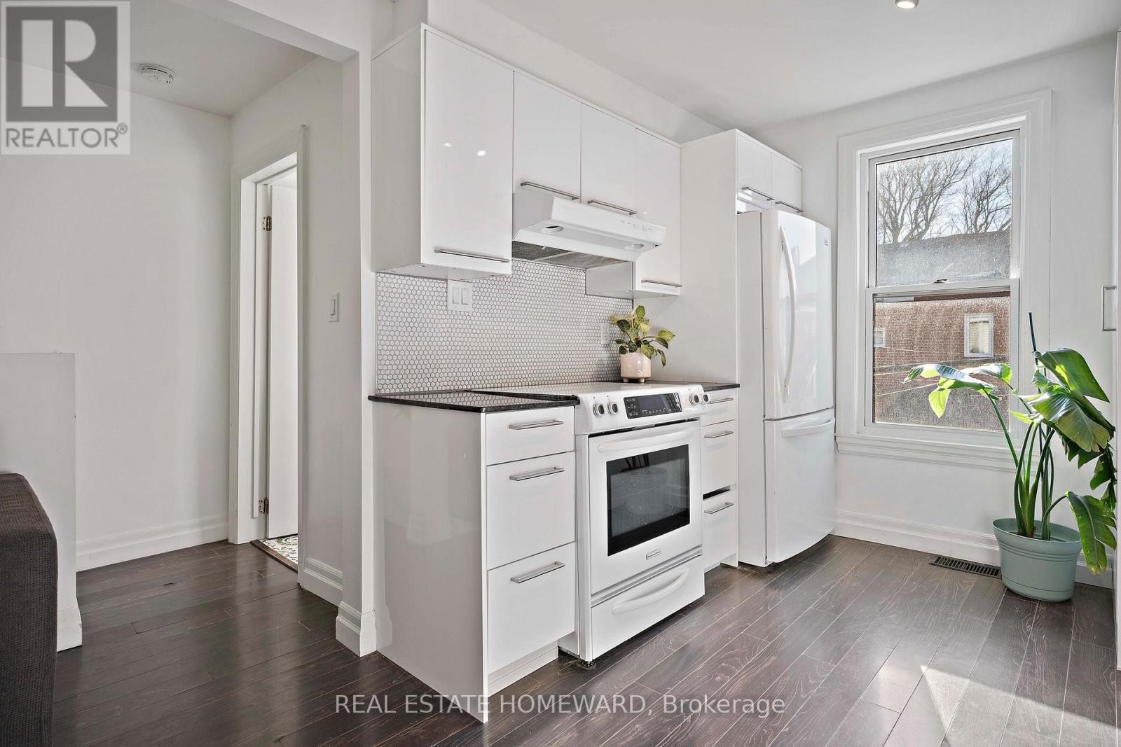 












142 BELLWOODS AVENUE

,
Toronto (Trinity-Bellwoods),




Ontario
M6J2P4

