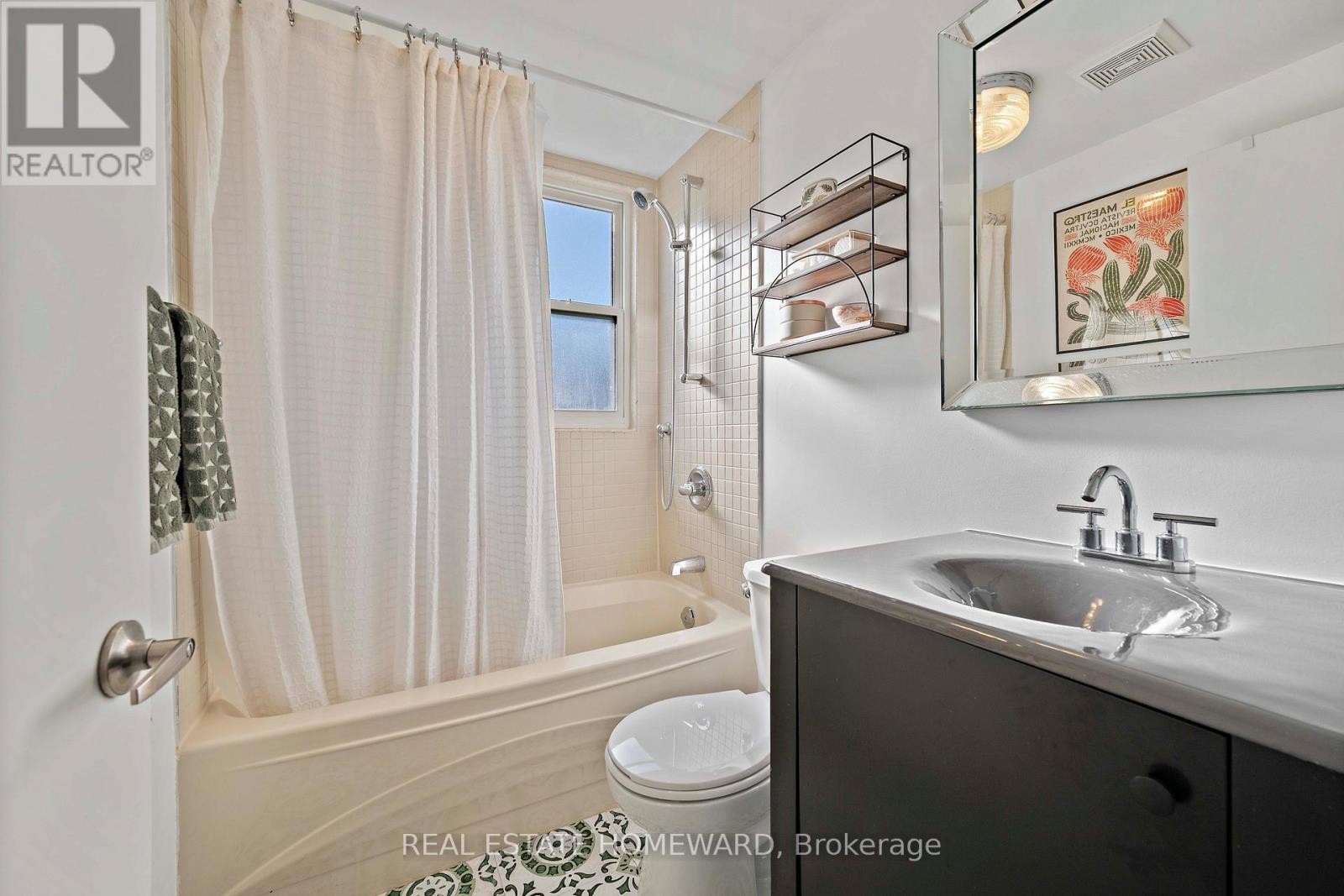 












142 BELLWOODS AVENUE

,
Toronto (Trinity-Bellwoods),




Ontario
M6J2P4

