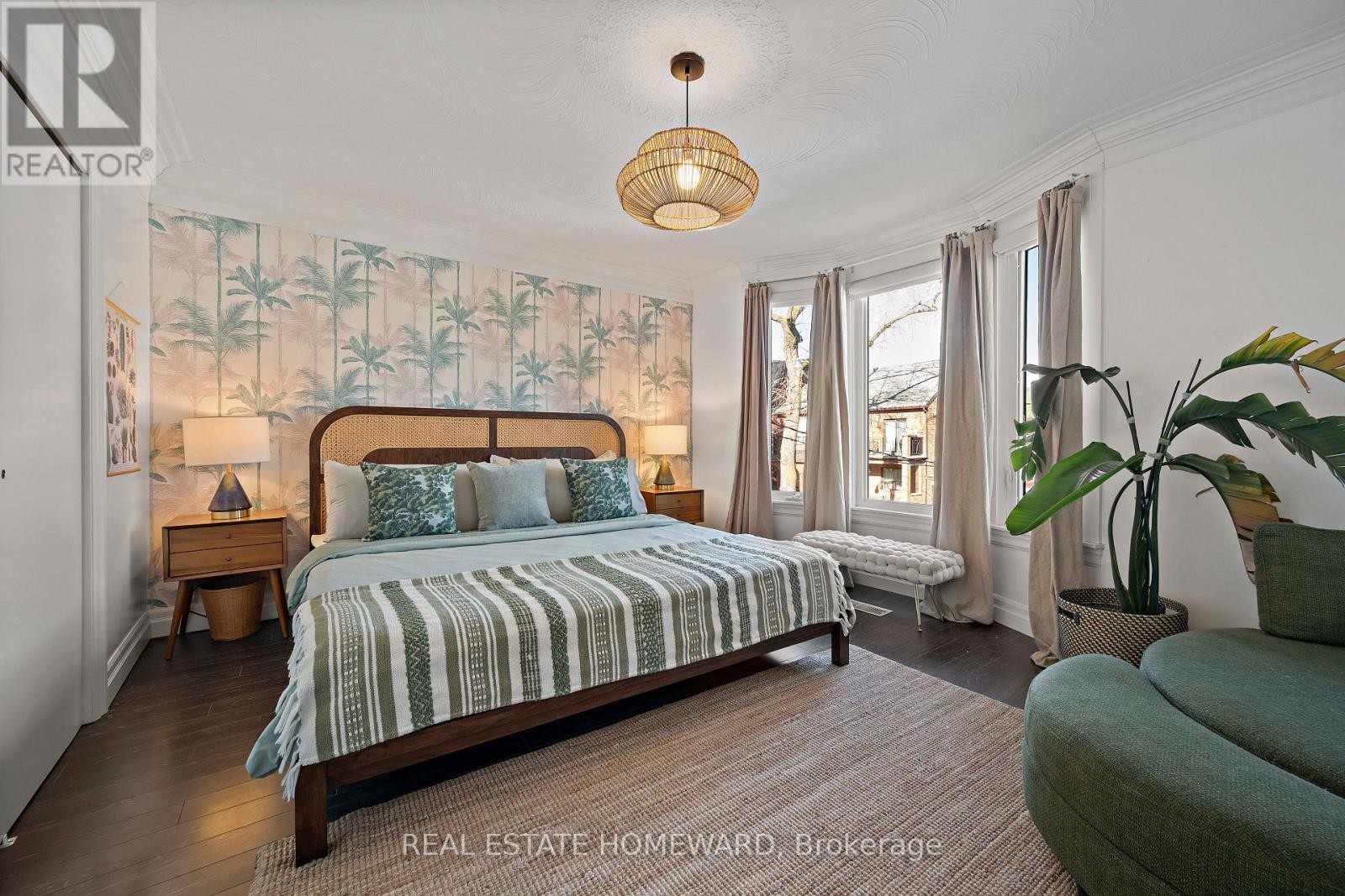 












142 BELLWOODS AVENUE

,
Toronto (Trinity-Bellwoods),




Ontario
M6J2P4

