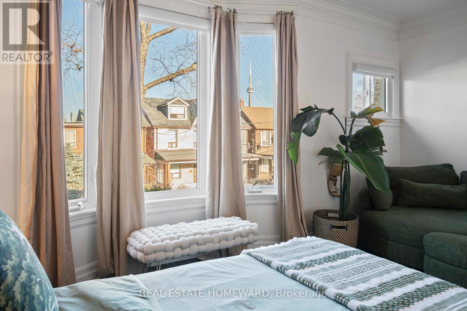 












142 BELLWOODS AVENUE

,
Toronto (Trinity-Bellwoods),




Ontario
M6J2P4

