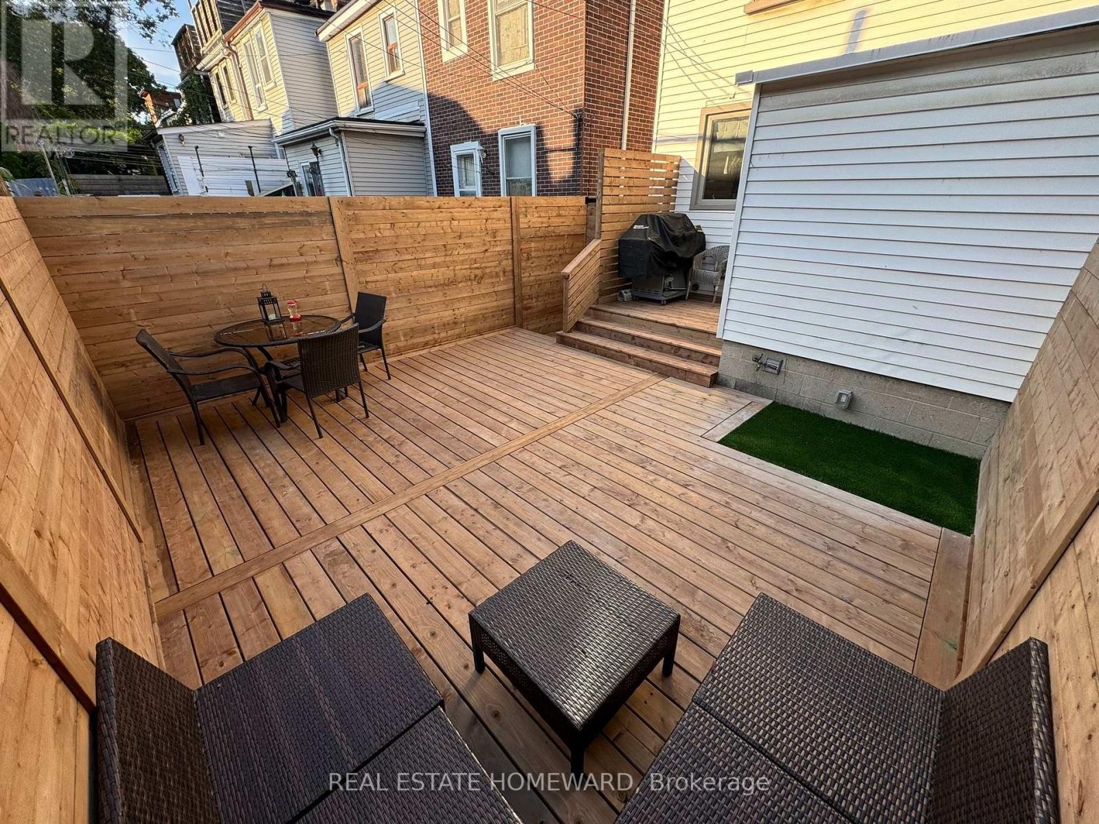 












142 BELLWOODS AVENUE

,
Toronto (Trinity-Bellwoods),




Ontario
M6J2P4

