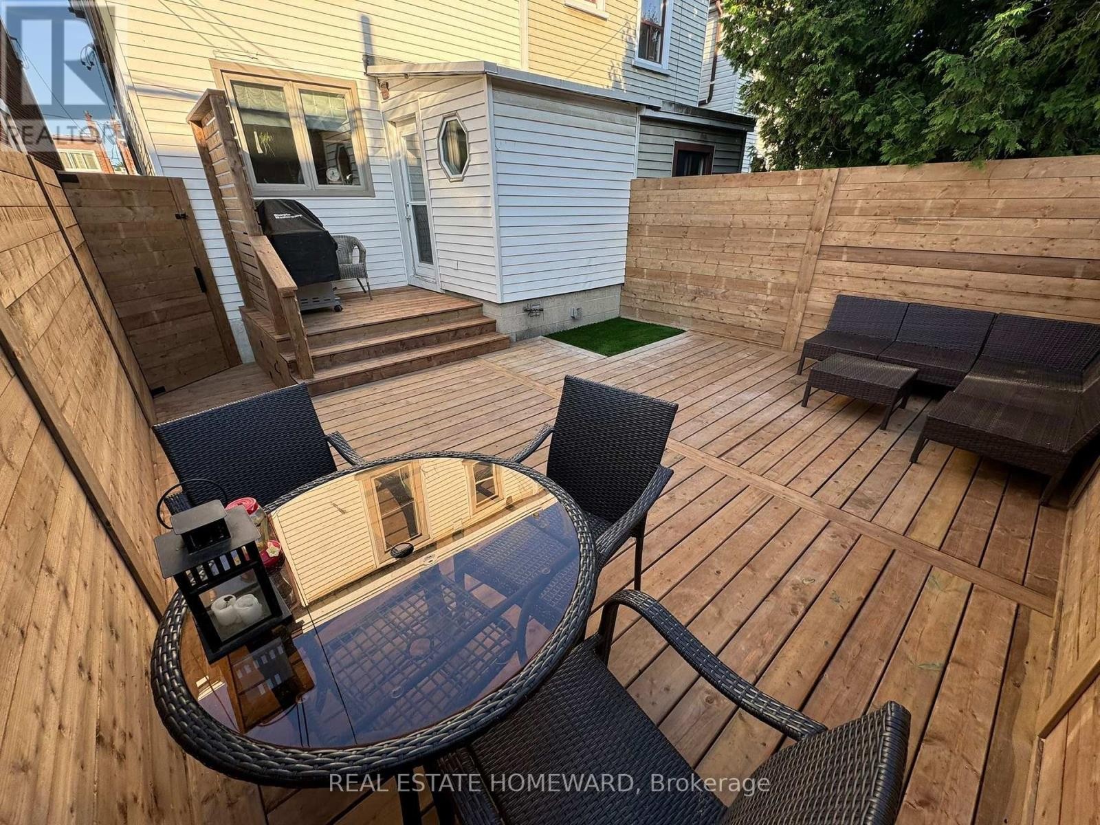 












142 BELLWOODS AVENUE

,
Toronto (Trinity-Bellwoods),




Ontario
M6J2P4

