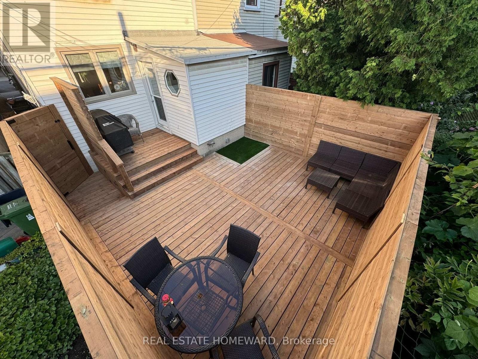 












142 BELLWOODS AVENUE

,
Toronto (Trinity-Bellwoods),




Ontario
M6J2P4

