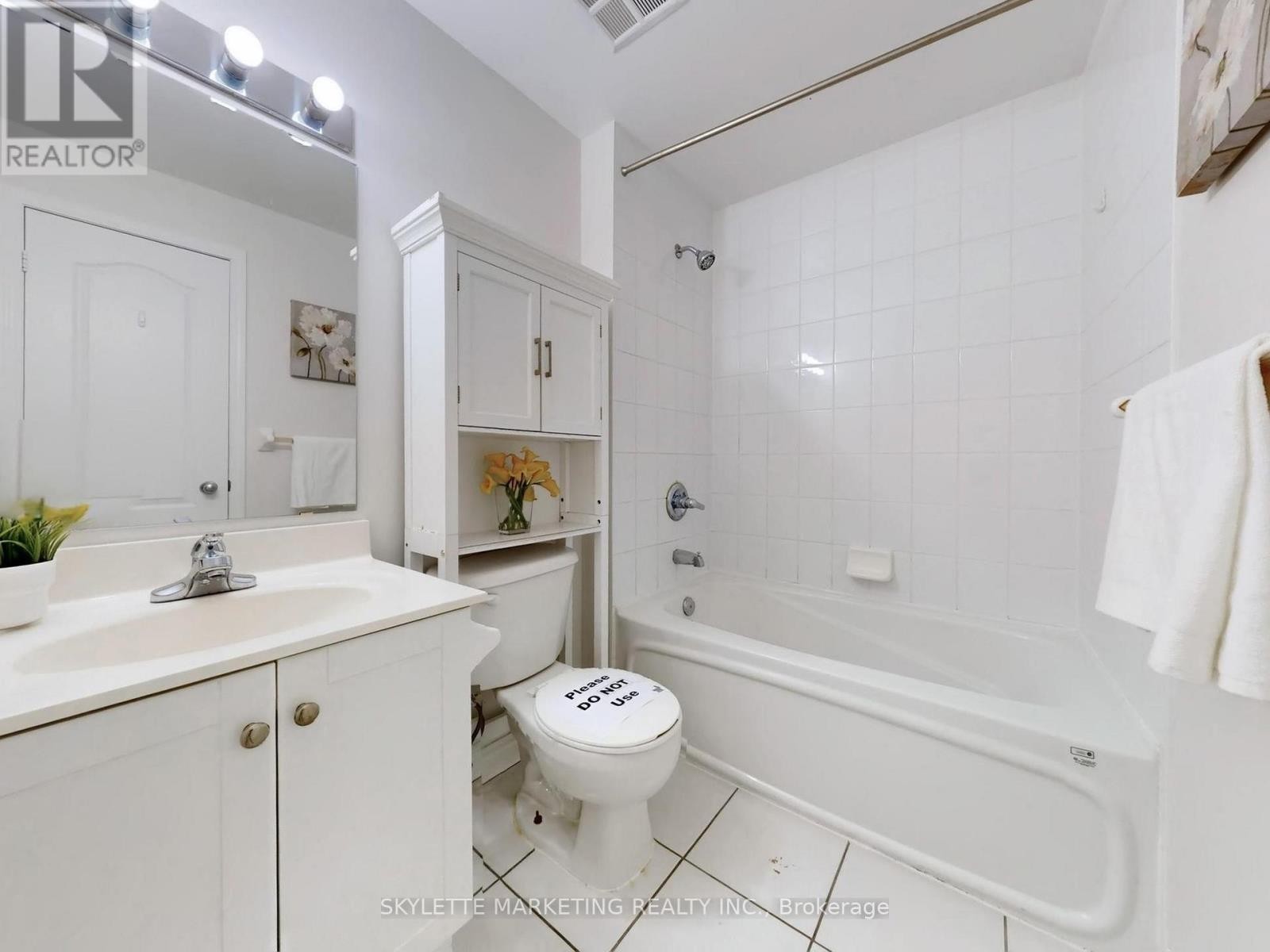 












GV216 - 8 REAN DRIVE

,
Toronto (Bayview Village),




Ontario
M2K3B9

