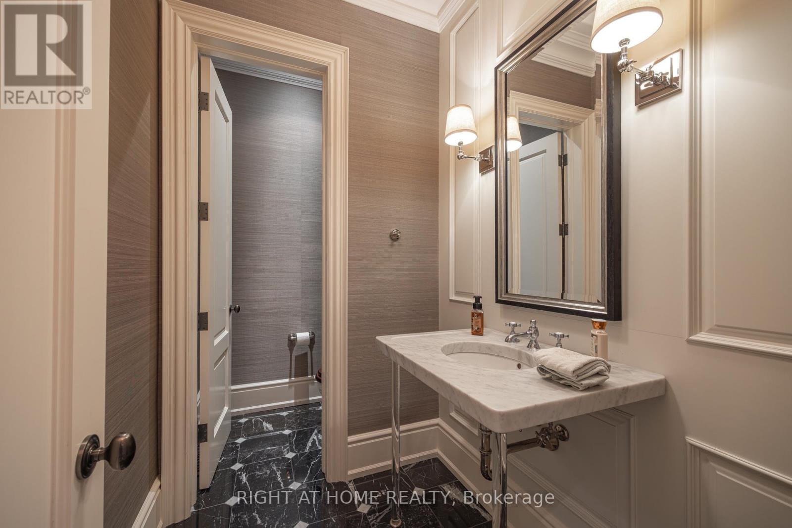 












41 OLD FOREST HILL ROAD

,
Toronto (Forest Hill South),




Ontario
M5P2P8

