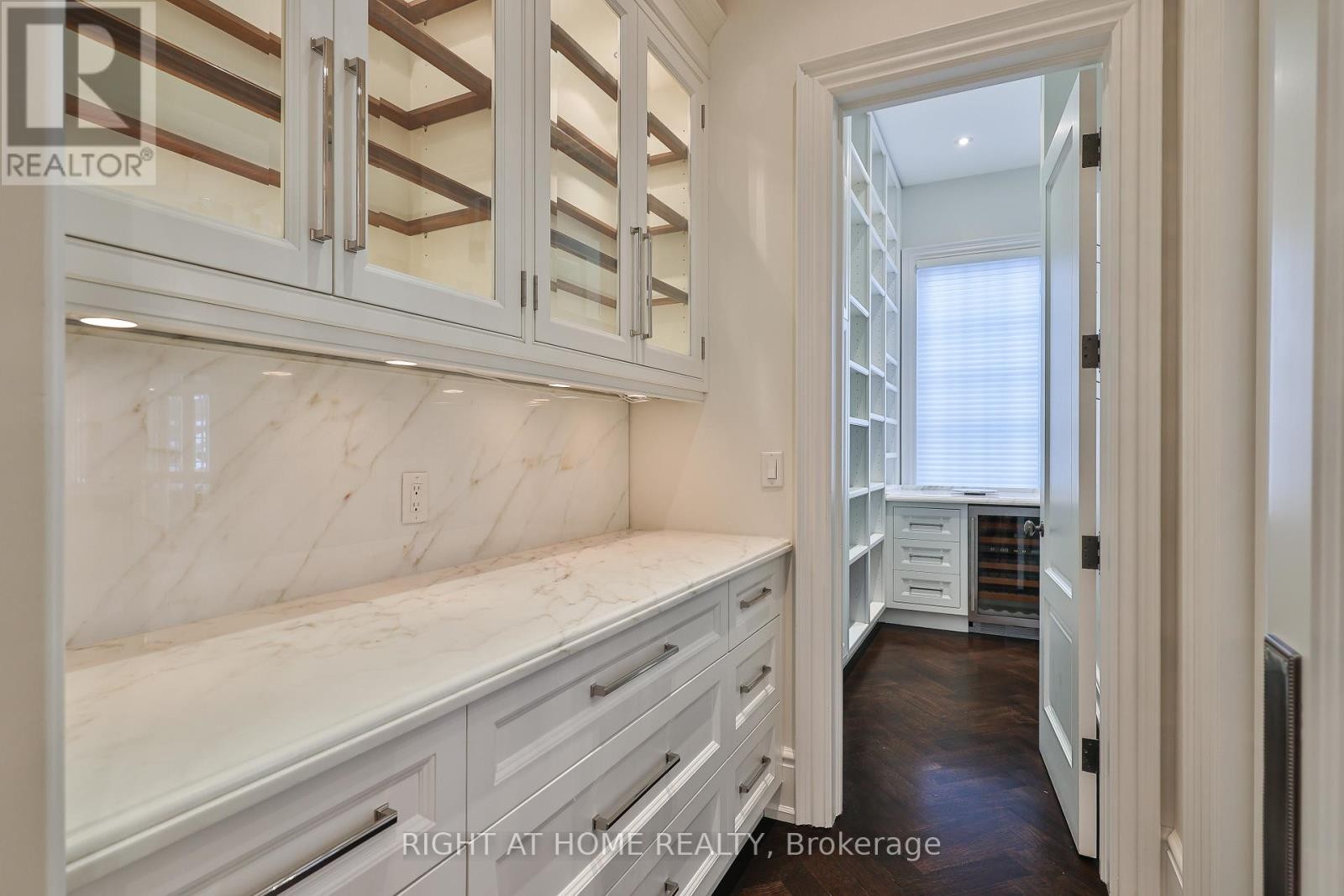 












41 OLD FOREST HILL ROAD

,
Toronto (Forest Hill South),




Ontario
M5P2P8

