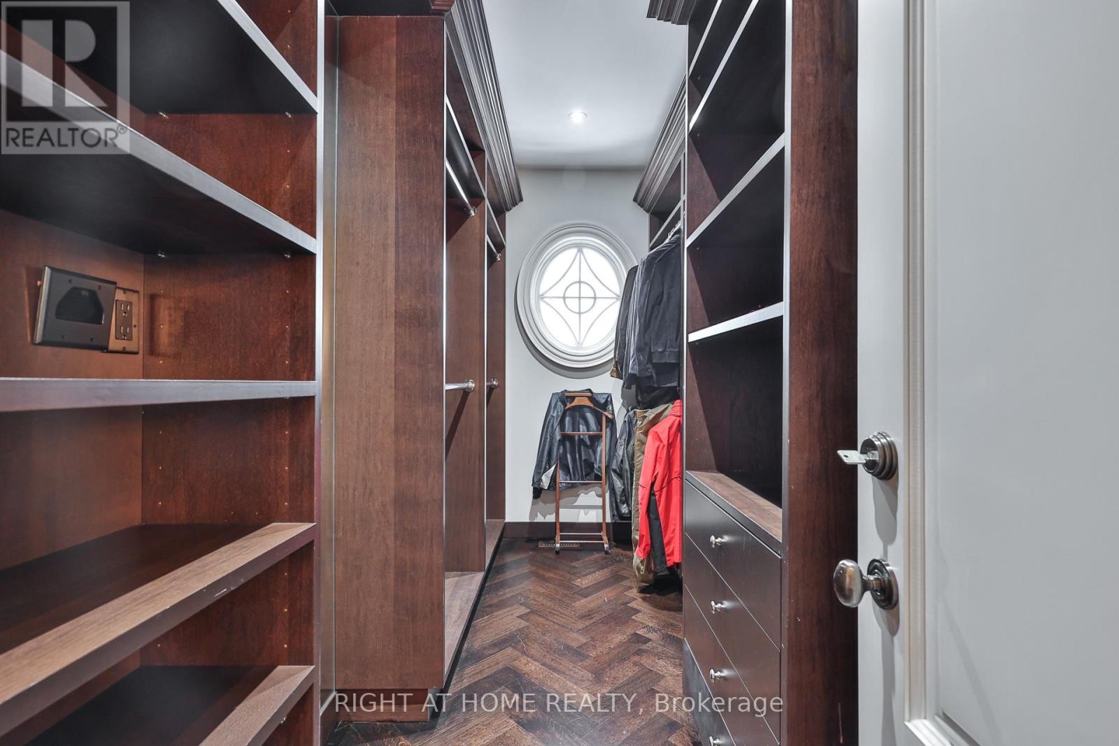 












41 OLD FOREST HILL ROAD

,
Toronto (Forest Hill South),




Ontario
M5P2P8

