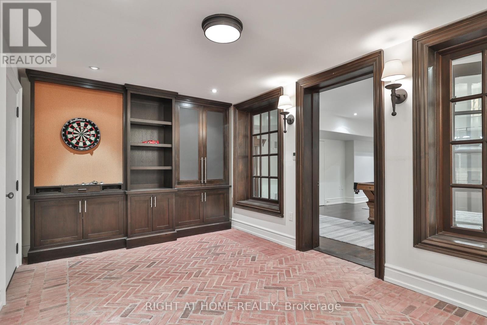 












41 OLD FOREST HILL ROAD

,
Toronto (Forest Hill South),




Ontario
M5P2P8

