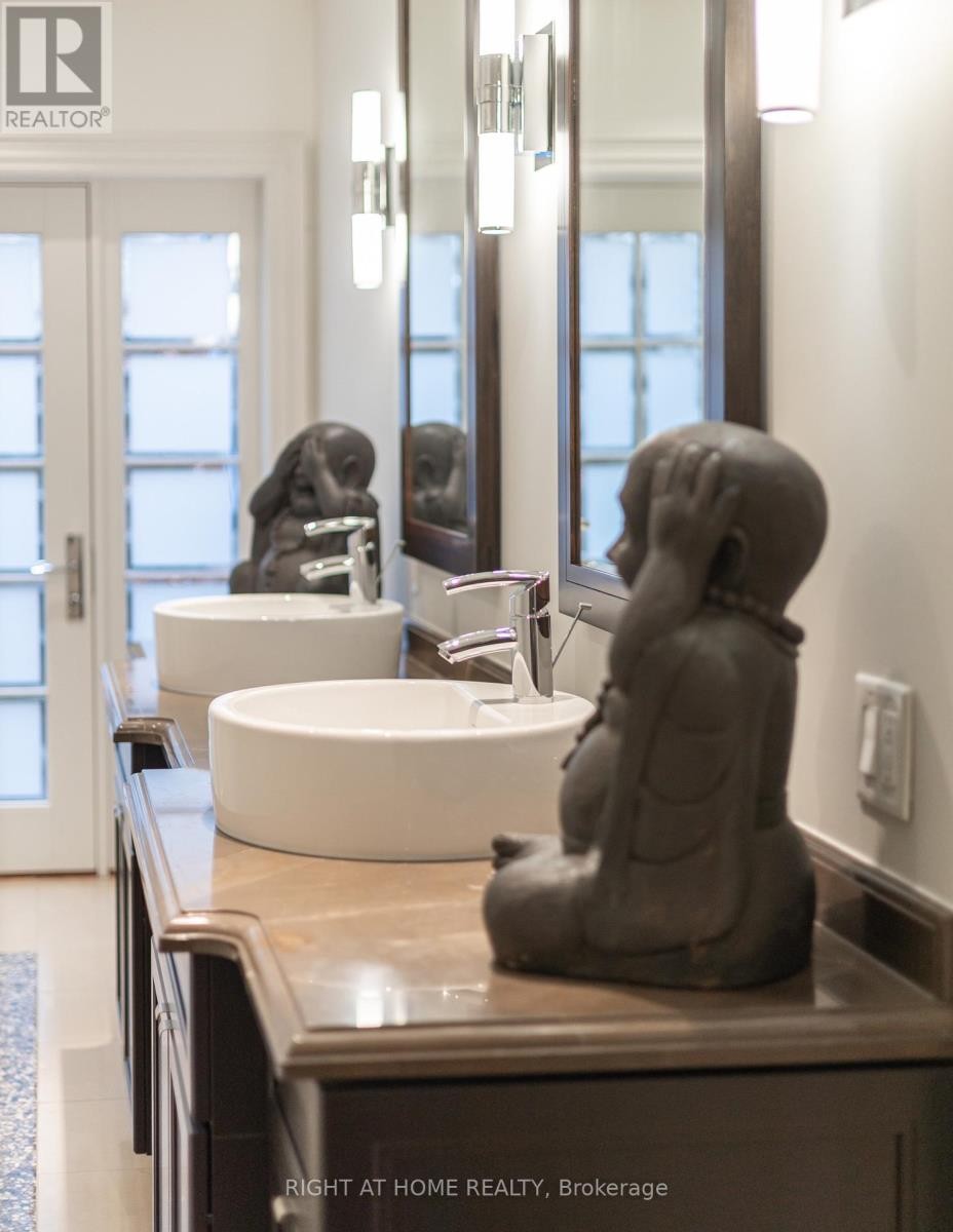 












41 OLD FOREST HILL ROAD

,
Toronto (Forest Hill South),




Ontario
M5P2P8

