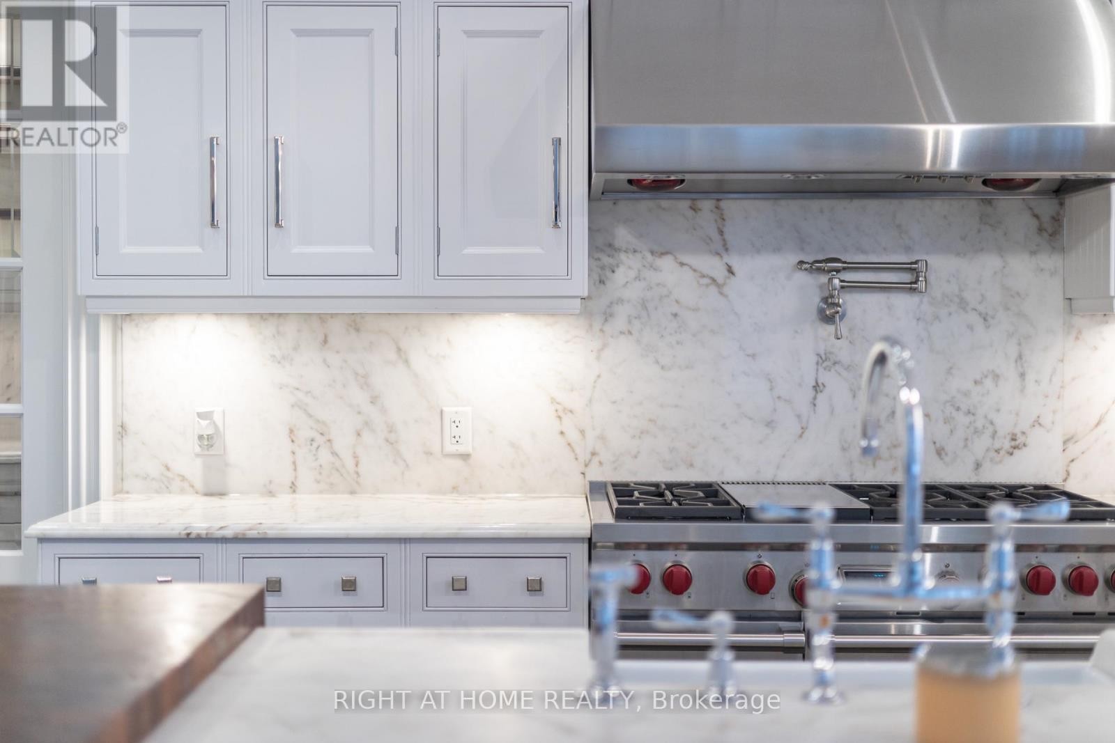 












41 OLD FOREST HILL ROAD

,
Toronto (Forest Hill South),




Ontario
M5P2P8

