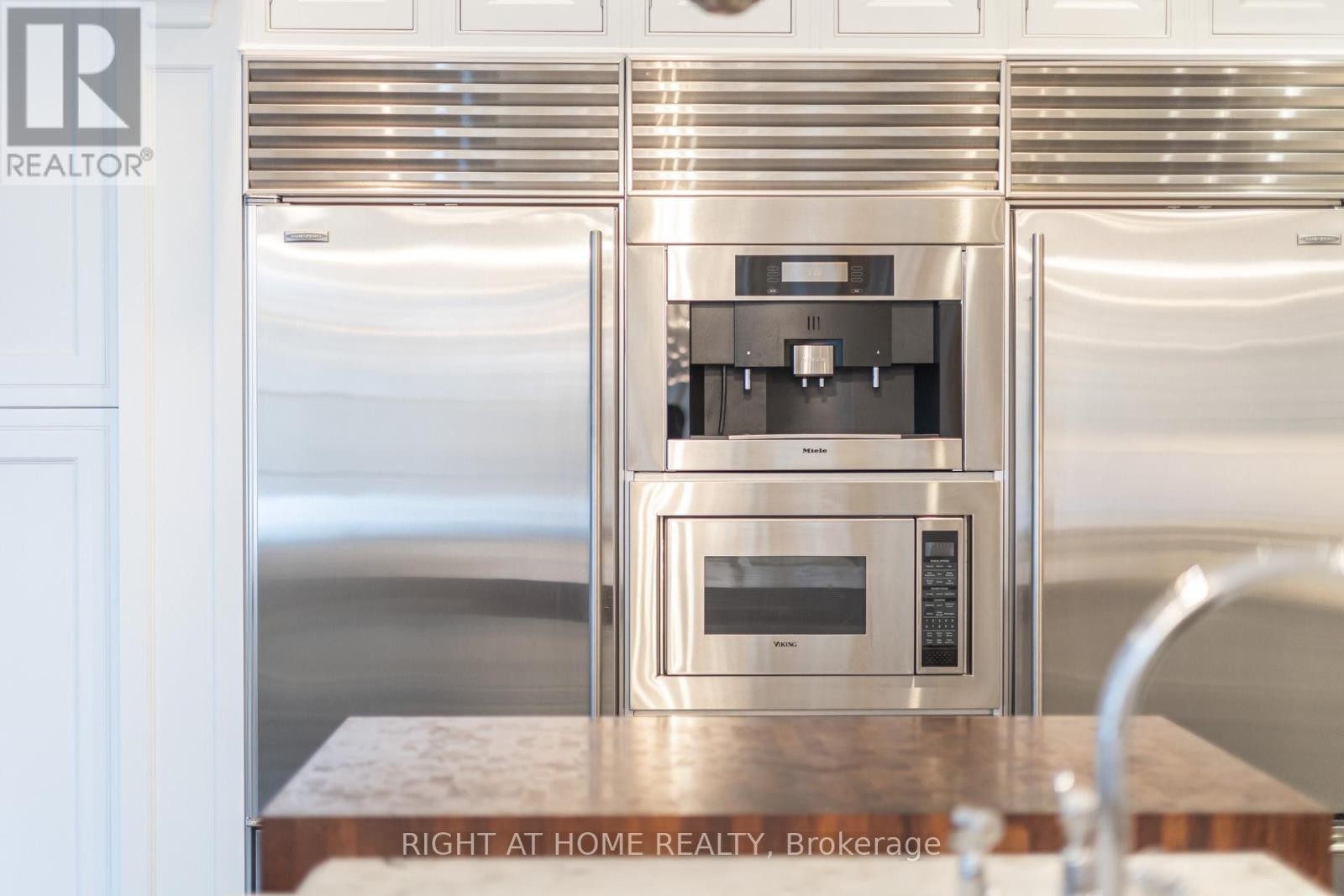 












41 OLD FOREST HILL ROAD

,
Toronto (Forest Hill South),




Ontario
M5P2P8

