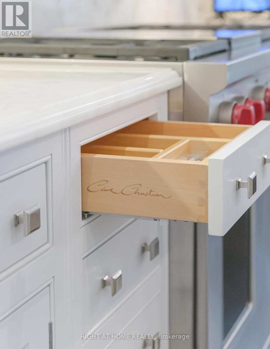 












41 OLD FOREST HILL ROAD

,
Toronto (Forest Hill South),




Ontario
M5P2P8

