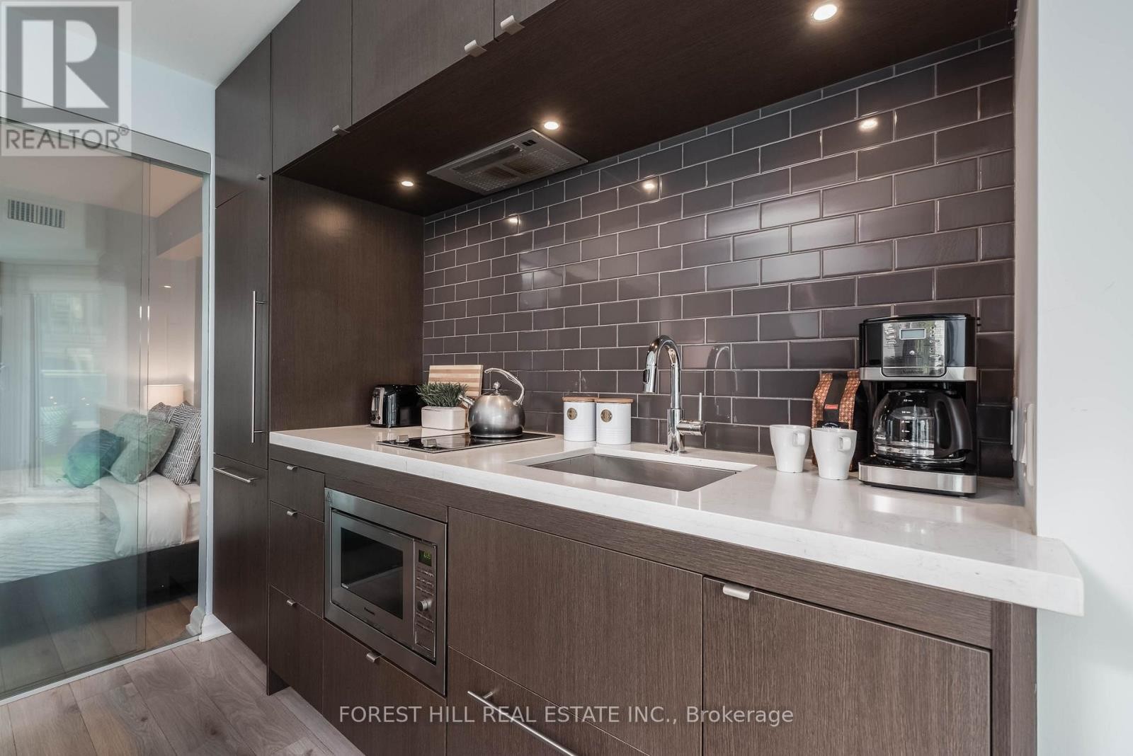 












412 - 155 YORKVILLE AVENUE

,
Toronto (Annex),




Ontario
M5R1C4

