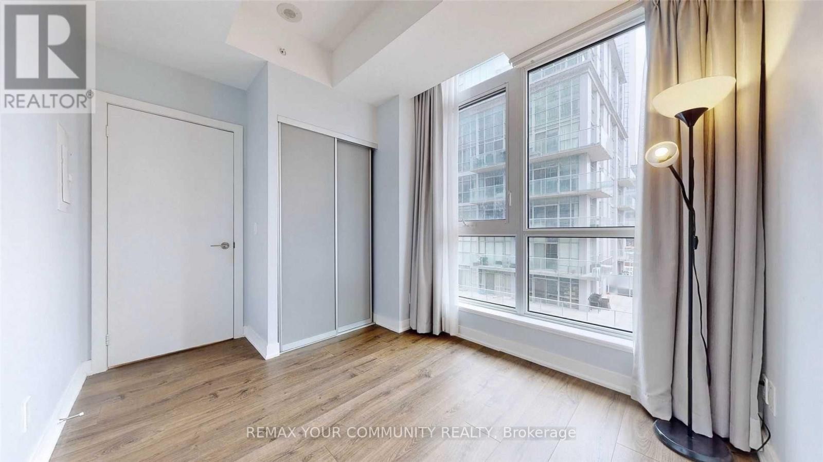 












806 - 30 NELSON STREET

,
Toronto (Waterfront Communities),




Ontario
M5V0H5

