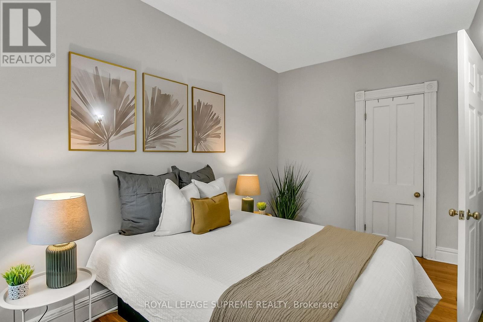 












163 BEACONSFIELD AVENUE

,
Toronto (Little Portugal),




Ontario
M6J3J7

