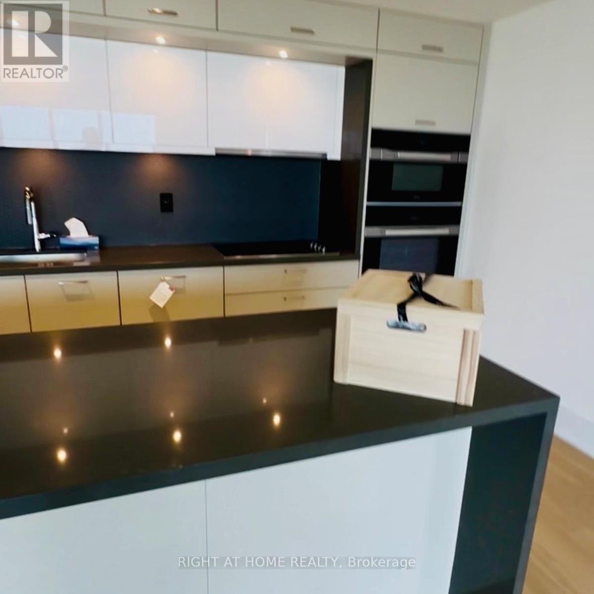 












606 - 155 MERCHANTS' WHARF

,
Toronto (Waterfront Communities),




Ontario
M5A0Y4

