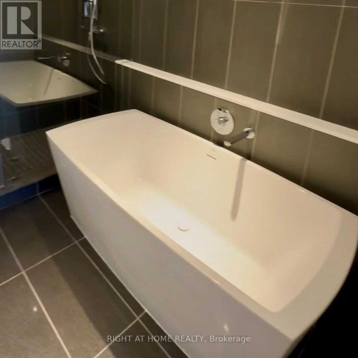 












606 - 155 MERCHANTS' WHARF

,
Toronto (Waterfront Communities),




Ontario
M5A0Y4

