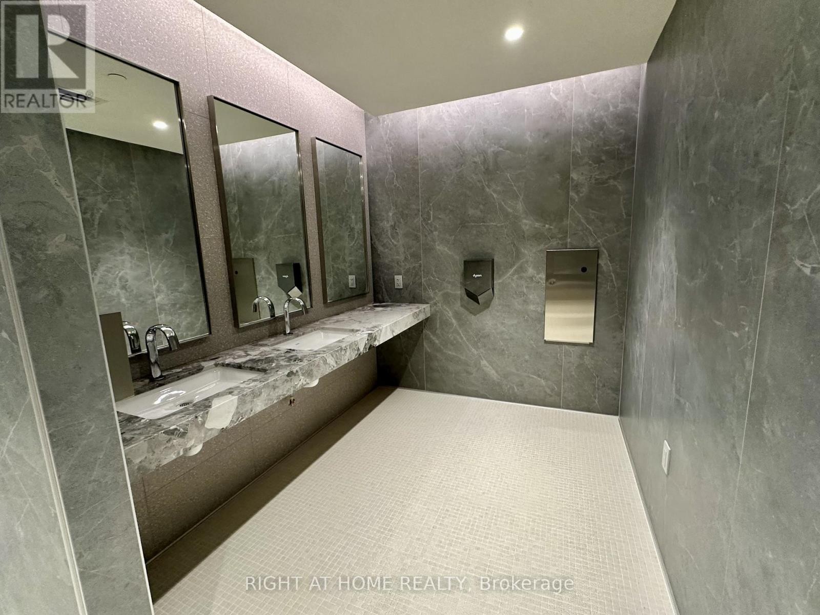 












606 - 155 MERCHANTS' WHARF

,
Toronto (Waterfront Communities),




Ontario
M5A0Y4

