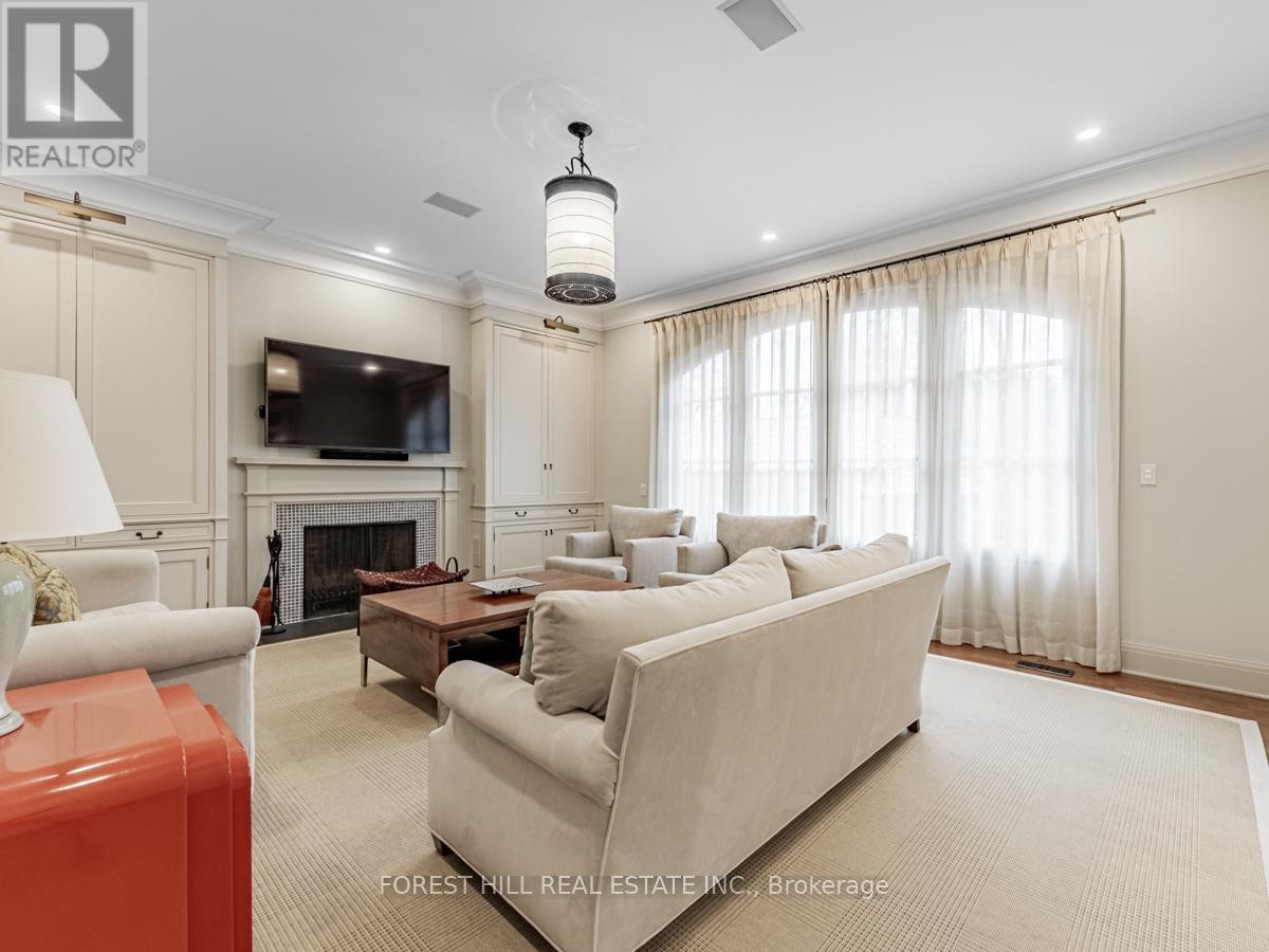 












1 BURTON ROAD

,
Toronto (Forest Hill South),




Ontario
M5P1T6

