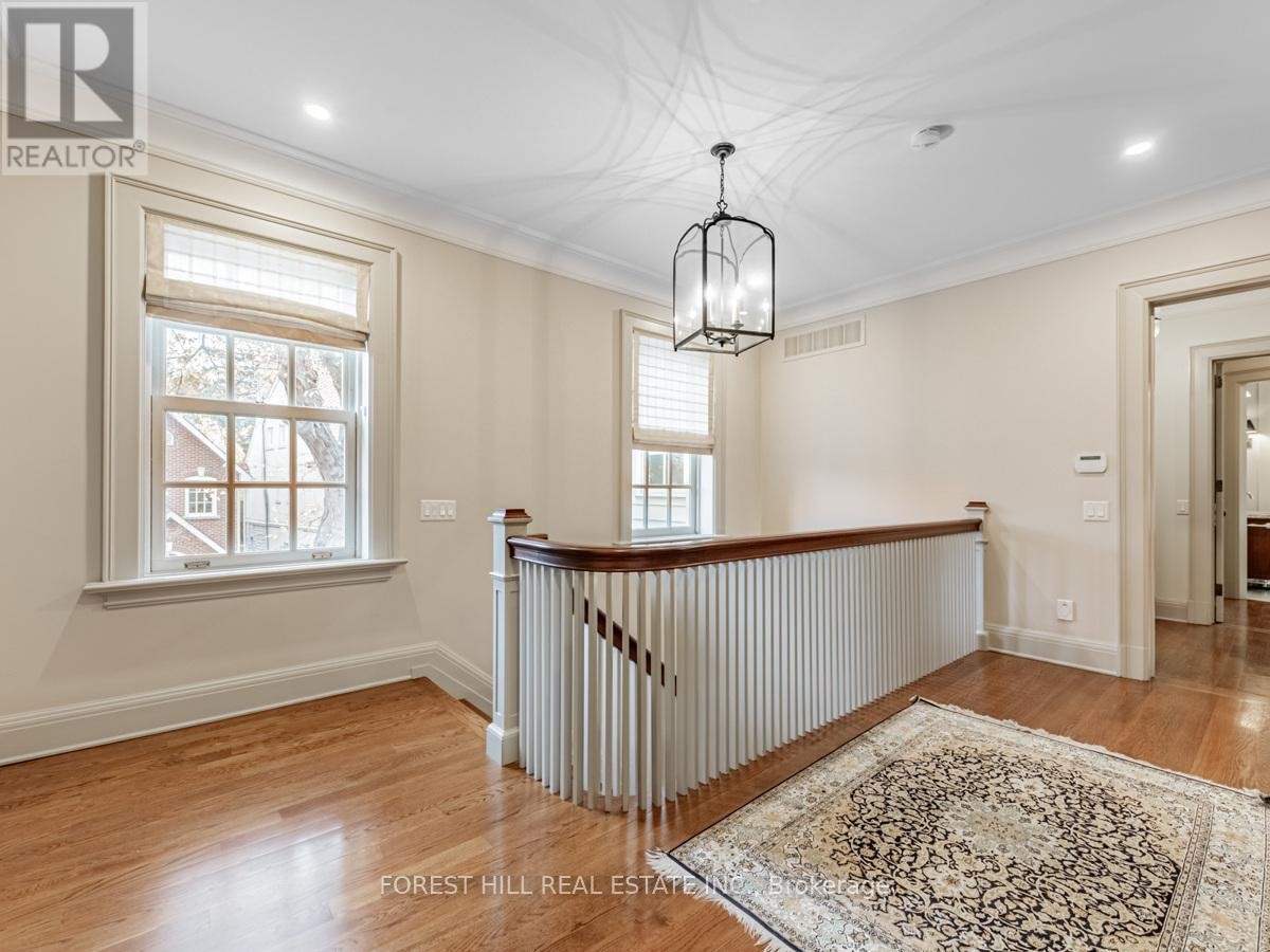 












1 BURTON ROAD

,
Toronto (Forest Hill South),




Ontario
M5P1T6

