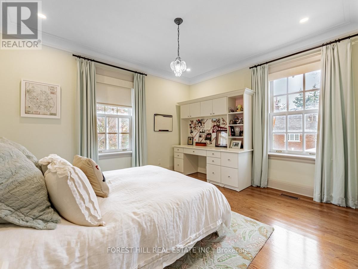 












1 BURTON ROAD

,
Toronto (Forest Hill South),




Ontario
M5P1T6

