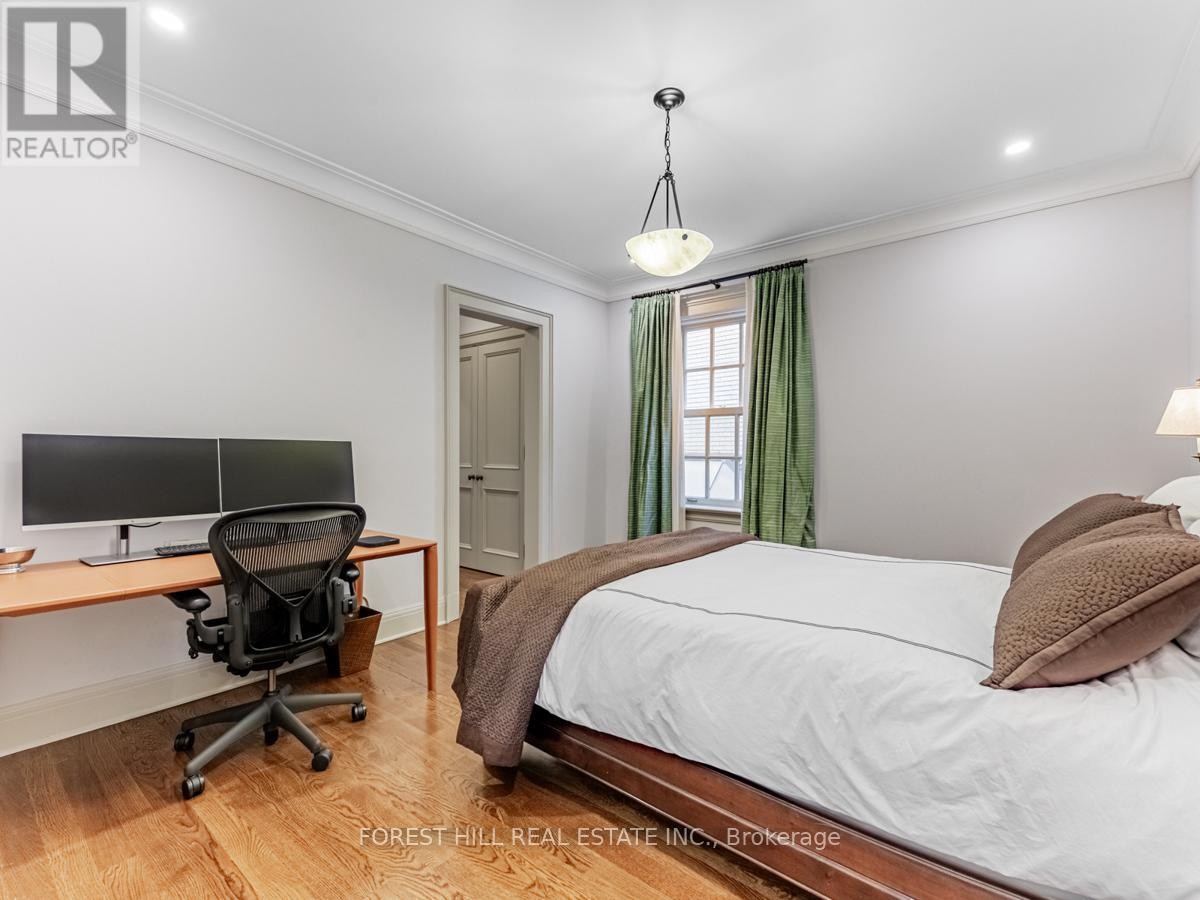 












1 BURTON ROAD

,
Toronto (Forest Hill South),




Ontario
M5P1T6

