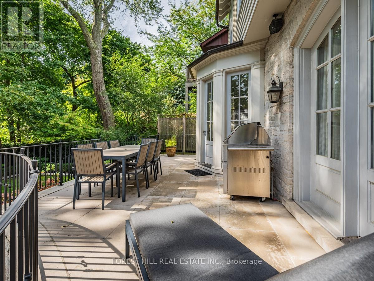 












1 BURTON ROAD

,
Toronto (Forest Hill South),




Ontario
M5P1T6

