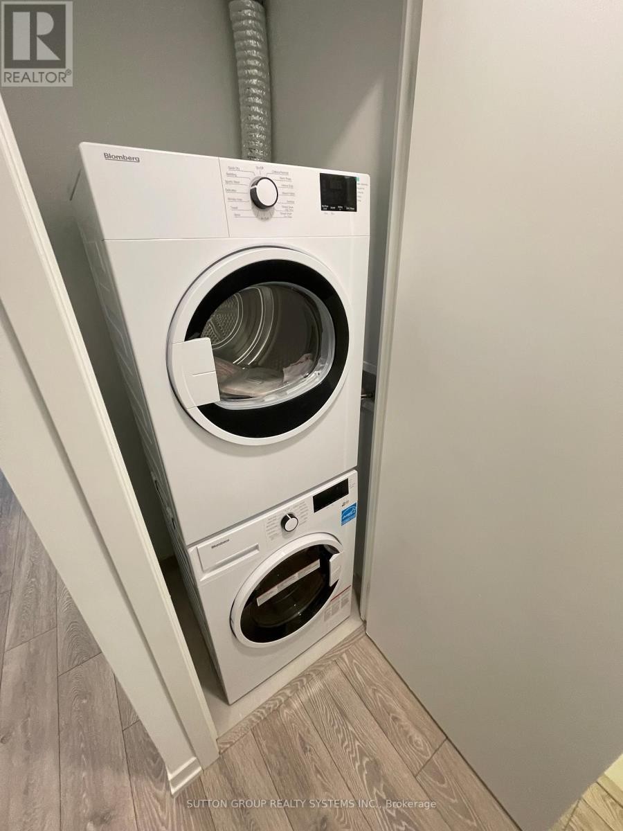 












1809 - 2020 BATHURST STREET

,
Toronto (Humewood-Cedarvale),




Ontario
M5P0A6

