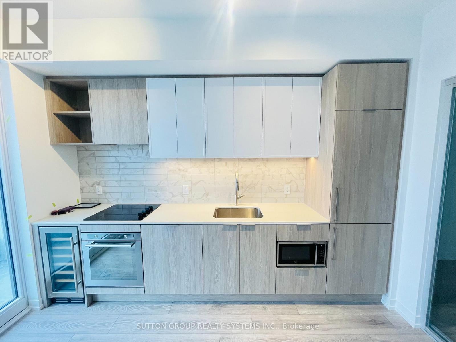 












1809 - 2020 BATHURST STREET

,
Toronto (Humewood-Cedarvale),




Ontario
M5P0A6

